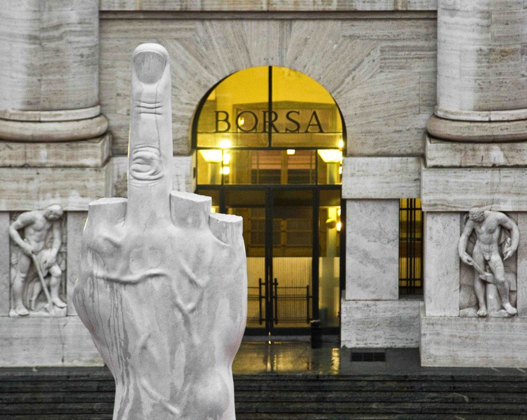 L.O.V.E. Cattelan dito medio piazza affari